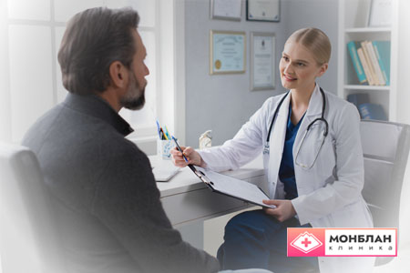 Врач дает рекомендации пациенту